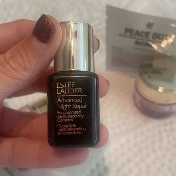 Small sized skin care bundle (mostly Estée Lauder with a few other samples) - Picture 3 of 9